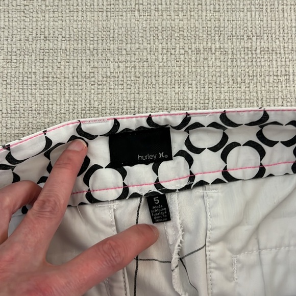 Hurley White pants with thin black squares. - Picture 9 of 10